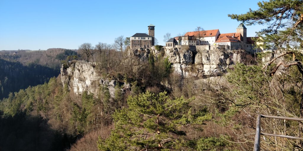 Blick vom Ritterfelsen auf die Burg Hohnstein